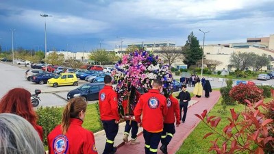 Περιφορά του Επιταφίου στο Πανεπιστημιακό Νοσοκομείο Λάρισας από τους εθελοντές της ΕΠ.ΟΜ.Ε.Α. 