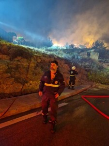 Η μάχη με τις φλόγες συνεχίζεται 